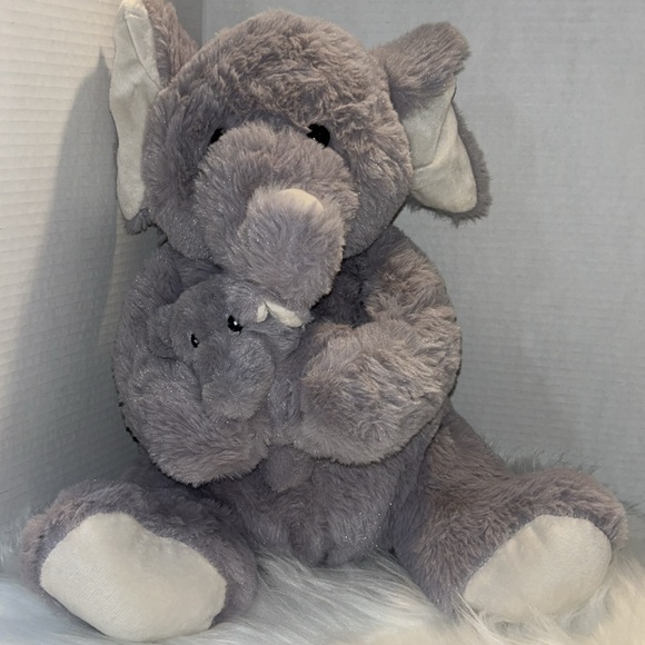 Elephant stuff animal with its baby - Picture 4 of 5